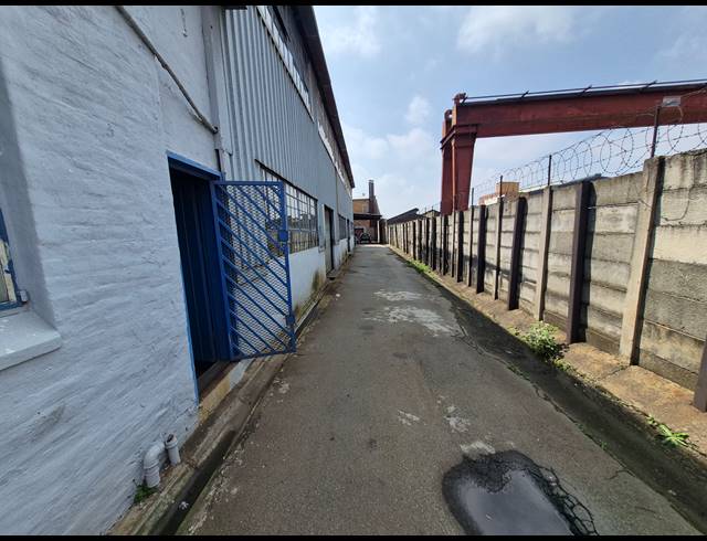 2,100M² WAREHOUSE TO LET IN HERIOTDALE